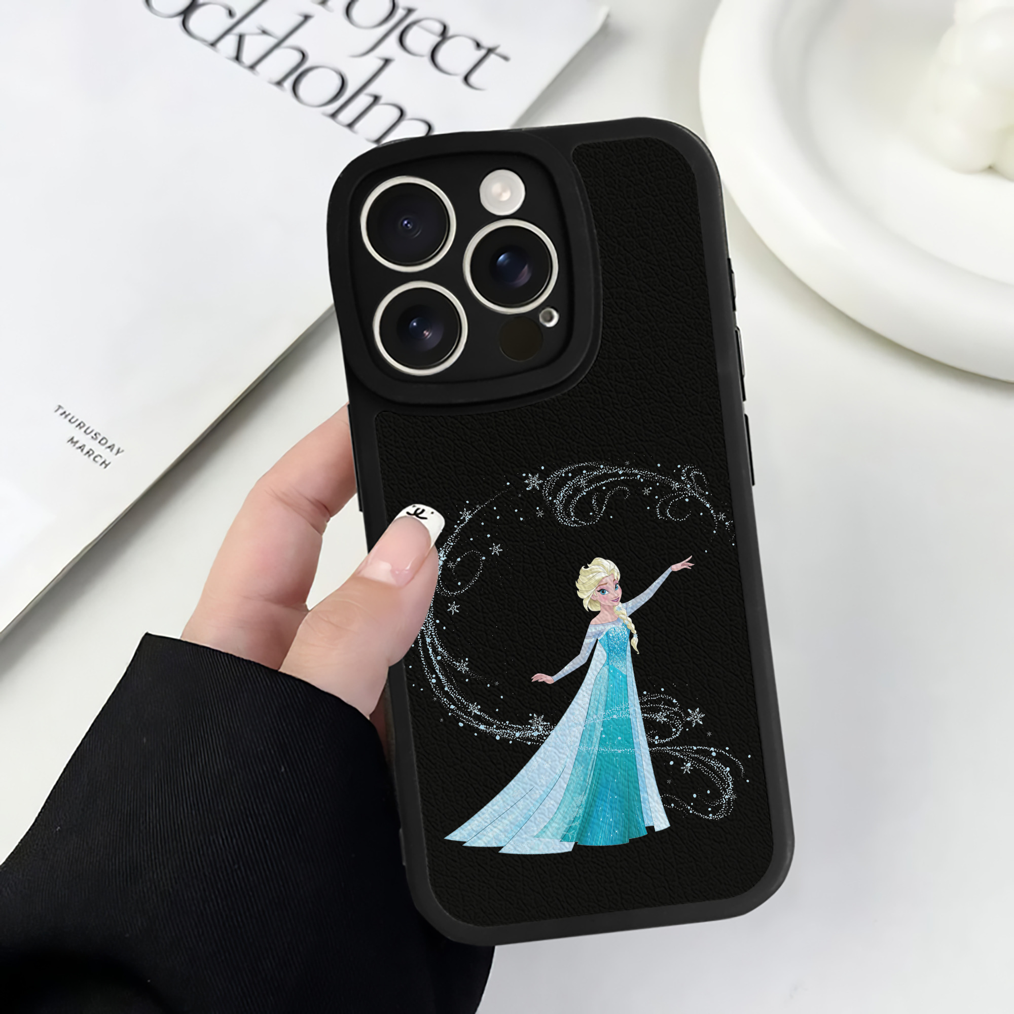 （画像用） アナと雪の女王 アンナ エルサ Frozen Anna Elsa 【iPhone 16シリーズ対応】シリコンスマホケース（レザー調） 材質：シリコン
